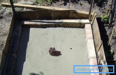 Na fotografiji - primjer podnožja ispod kabine s metalnim okvirom Na fotografiji - primjer podnožja ispod kabine s metalnim okvirom
