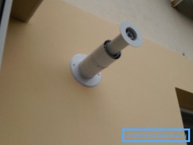 Na fotografiji, prisilno ispuštanje ispušnih plinova Na fotografiji, prisilno ispuštanje ispušnih plinova