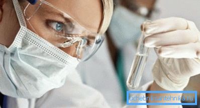 Na fotografiji - proces kontrole kvalitete tekućine preuzete iz vodoopskrbnog sustava. Na fotografiji - proces kontrole kvalitete tekućine preuzete iz vodoopskrbnog sustava.