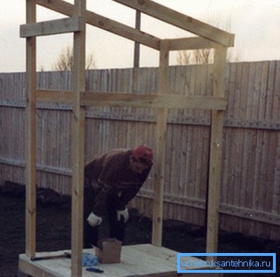 Na fotografiji, proces izgradnje okvira. Na fotografiji, proces izgradnje okvira.