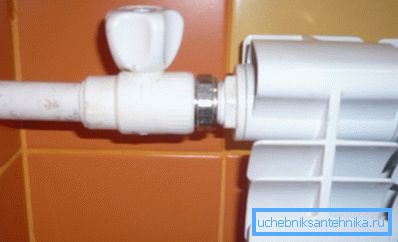 Slika prikazuje tvornički obojeni radijator s plastičnom vezom.