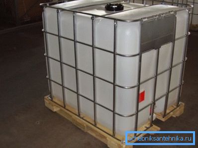 Na fotografiji - spremnik s kuglastim ventilom Na fotografiji - spremnik s kuglastim ventilom