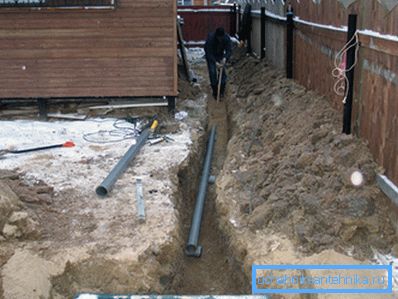 Na fotografiji - neovisna instalacija kanalizacijskog sustava. Na fotografiji - neovisna instalacija kanalizacijskog sustava.