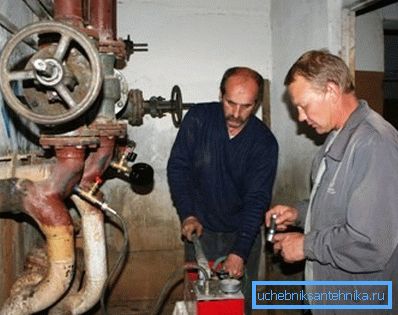 Na fotografiji zaposlenik tehničkog nadzora obavlja ispitni rad. Na fotografiji zaposlenik tehničkog nadzora obavlja ispitni rad.