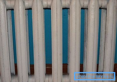 Na fotografiji - standardni radijator lijevanog željeza Na fotografiji - standardni radijator lijevanog željeza
