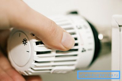 Na slici je termostat na radijatoru za kontrolu pokazatelja temperature Na slici je termostat na radijatoru za kontrolu pokazatelja temperature