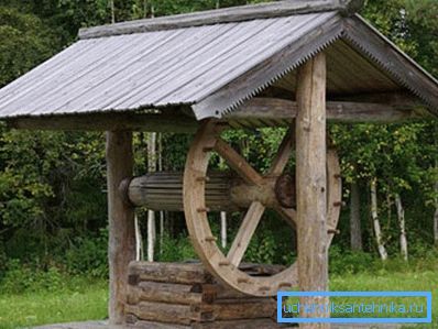 Fotografija prikazuje tipičnu rusku bušotinu.