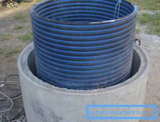 Na fotografiji - produbljivanje bušotine s plastičnom cijevi Na fotografiji - produbljivanje bušotine s plastičnom cijevi