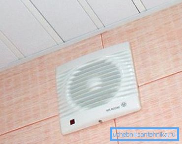 Na slici: instalacija najjednostavnijeg ventilatora za ispuh poboljšava razmjenu zraka u prostoriji nekoliko puta. Na slici: instalacija najjednostavnijeg ventilatora za ispuh poboljšava razmjenu zraka u prostoriji nekoliko puta.