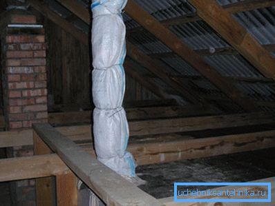 U foto izoliranoj izolacijskoj cijevi u potkrovlju U foto izoliranoj izolacijskoj cijevi u potkrovlju
