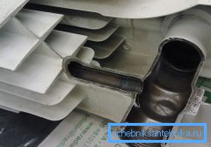 Slika pokazuje da su aluminijske lamele postavljene na vrh čelične cijevi. Slika pokazuje da su aluminijske lamele postavljene na vrh čelične cijevi.
