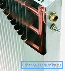 Na slici su prikazane bakrene cijevi i aluminijske lamele. Na slici su prikazane bakrene cijevi i aluminijske lamele.