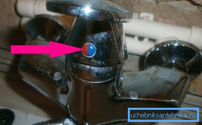 Fotografija je istaknula poklopac ispod kojeg skriva vijčanu bravu. Fotografija je istaknula poklopac ispod kojeg skriva vijčanu bravu.