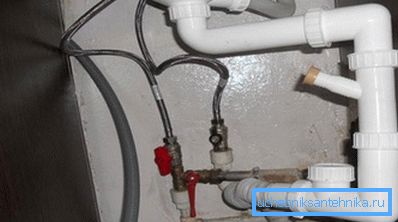 U foto - zatvarajućim ventilima omogućuju ugradnju bez zatvaranja cjelokupnog sustava vodoopskrbe. U foto - zatvarajućim ventilima omogućuju ugradnju bez zatvaranja cjelokupnog sustava vodoopskrbe.