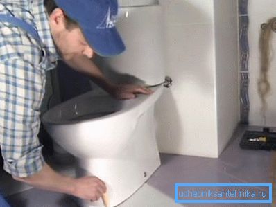 Na podu bi trebala biti kontura koja odgovara nacrtu pozicije WC školjke. Na podu bi trebala biti kontura koja odgovara nacrtu pozicije WC školjke.