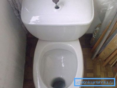 Na slici se nalazi fajanstveni toaletni poklopac s jednim komadom polica. Ovaj oblik zdjelice je manje praktičan: proizvodi za pospremanje WC-a ostaju na viziću i, iskreno govoreći, zrak ne ozonizira. Na slici se nalazi fajanstveni toaletni poklopac s jednim komadom polica. Ovaj oblik zdjelice je manje praktičan: proizvodi za pospremanje WC-a ostaju na viziću i, iskreno govoreći, zrak ne ozonizira.