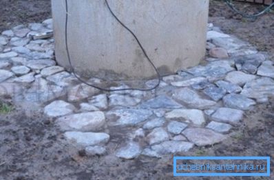 Na trećem mjestu postavljamo kamen u betonsku masu, na fotografiju - rezultat rada, kada se beton stvrdne