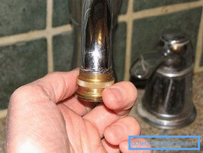 Vizualno je pokazao kako spojiti prekrasnu cijev za vodovod - samo kupiti poseban adapter s odgovarajućom nitom Vizualno je pokazao kako spojiti prekrasnu cijev za vodovod - samo kupiti poseban adapter s odgovarajućom nitom