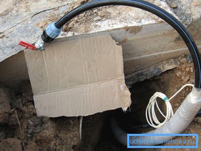 Kabel za grijanje u izlazu cijevi u grijaču s grijanjem. Kabel za grijanje u izlazu cijevi u grijaču s grijanjem.