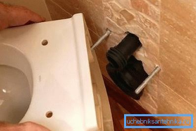 Zidne WC školjke montirane su na zid pomoću posebnih sidrenih vijaka. Zidne WC školjke montirane su na zid pomoću posebnih sidrenih vijaka.