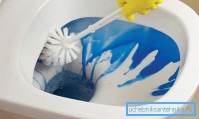Čišćenje wc-a nije uvijek tako lako. Čišćenje wc-a nije uvijek tako lako.