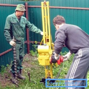 Mali uređaj za bušenje bušotina i naknadnu vožnju cijevima