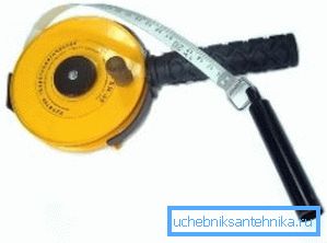 Mala težina postavljena na mjernu vrpcu pomoći će u mjerenju dubine bušotine i položaju mokrih mjesta pokazati razinu pojavljivanja vodonosnika Mala težina postavljena na mjernu vrpcu pomoći će u mjerenju dubine bušotine i položaju mokrih mjesta pokazati razinu pojavljivanja vodonosnika