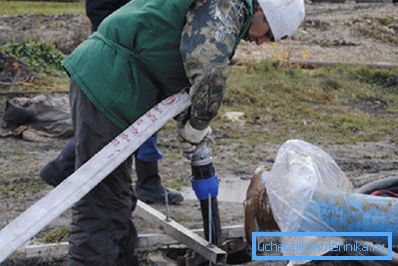 Nedostatak je velika količina otopljenog željeza i soli. U proizvedenoj vodi, željezo je u bivalentnom obliku, ali čim artesija voda bude izložena temperaturi u kotlu ili grijalici, željezo ide u željezo stanje i istaloži se u obliku precipitata za hrđu. Za neprekinuto opskrbu vodom potrebna je periodična revizija strukture.