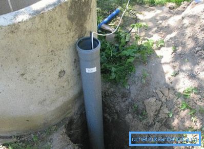 Neki majstori preferiraju slavinu neposredno uz strukturu ili stvaraju cijev za žice za opskrbu električnom energijom. Neki majstori preferiraju slavinu neposredno uz strukturu ili stvaraju cijev za žice za opskrbu električnom energijom.