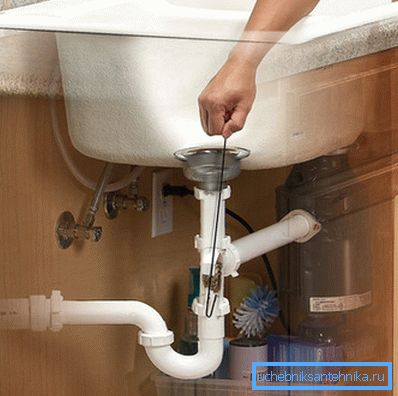 Neke vrste utikača mogu se lako ukloniti s uobičajenom žičanom kukom koja pokušava podići mrlju Neke vrste utikača mogu se lako ukloniti s uobičajenom žičanom kukom koja pokušava podići mrlju