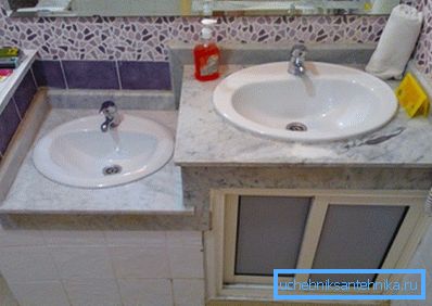 Neki vlasnici apartmana ili privatnih kuća preferiraju ugradnju dva umivaonika na različitim razinama, tako da jedan od njih može koristiti dijete.