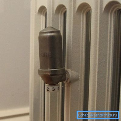 Neuobičajeni položaj regulatora na dijelu od lijevanog željeza Neuobičajeni položaj regulatora na dijelu od lijevanog željeza