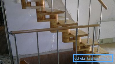 Ograde za stepenice od kromiranih cijevi ergonomski se uklapaju u unutrašnjost Ograde za stepenice od kromiranih cijevi ergonomski se uklapaju u unutrašnjost