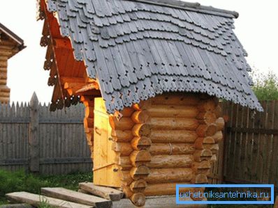 Izvorni WC s drvenim krovom Izvorni WC s drvenim krovom