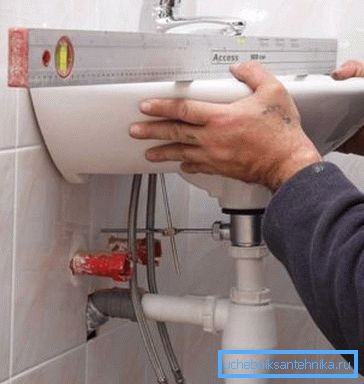 Odstupanja od horizonta mogu se izravnati okretanjem plastičnih košuljica: imaju malu ekscentriciju.