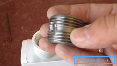 Prije dodavanja odjeljaka na aluminijske radijatore, vijak se pričvrsti u rupu.