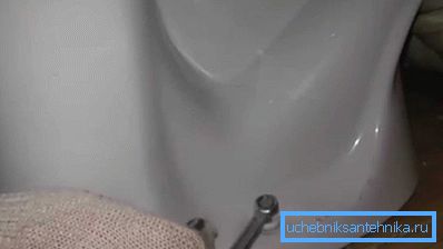 Prije uklanjanja valovitosti iz WC-a, potonji se može rastaviti, a zatim vratiti na mjesto Prije uklanjanja valovitosti iz WC-a, potonji se može rastaviti, a zatim vratiti na mjesto