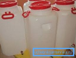 Transportni plastični spremnici vode s slavinom Transportni plastični spremnici vode s slavinom