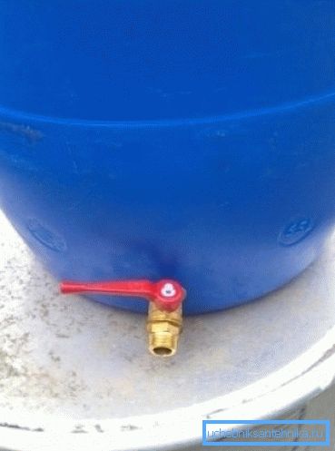 Plastična cijev s dizalicom do vikendice pružit će vam priliku da uvijek imate rezervu potrebne tekućine Plastična cijev s dizalicom do vikendice pružit će vam priliku da uvijek imate rezervu potrebne tekućine