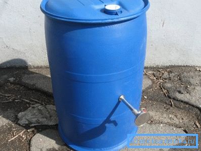 Plastična cijev s ugrađenim djeliteljem. Plastična cijev s ugrađenim djeliteljem.