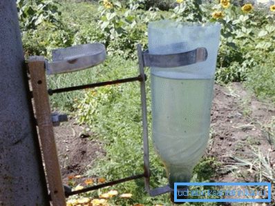Plastična boca - najjednostavnija verzija domaćeg umivaonika. Plastična boca - najjednostavnija verzija domaćeg umivaonika.