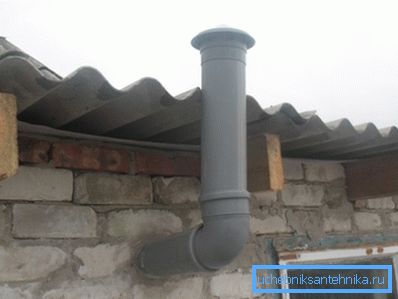 Plastična kanalizacija može zamijeniti ventilacijske cijevi. Na fotografiji se koristi za organiziranje ventkanala u zgradi.