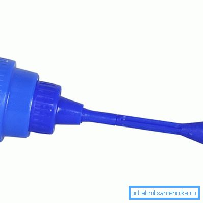 Plastični čep za sudoperom na bocu. Plastični čep za sudoperom na bocu.
