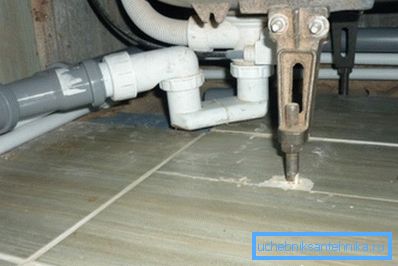 Pod nosačem treba staviti izdržljivi materijal, jer, na primjer, pločica ispod težine kabine može lako ispucati Pod nosačem treba staviti izdržljivi materijal, jer, na primjer, pločica ispod težine kabine može lako ispucati