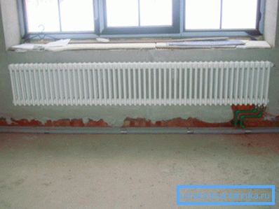 Ispod širokog prozora bio bi prikladan široki radijator.