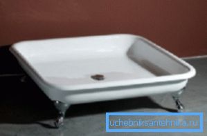 Palete od lijevanog željeza mogu biti uređene na vrlo originalan i elegantan način. Palete od lijevanog željeza mogu biti uređene na vrlo originalan i elegantan način.
