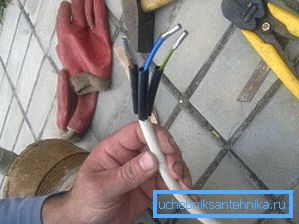 Spojimo kabel crpke na mrežu. Spojimo kabel crpke na mrežu.
