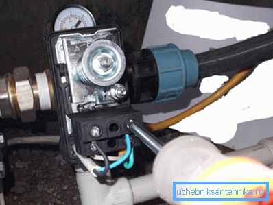 Električni priključak na regulator tlaka. Električni priključak na regulator tlaka.
