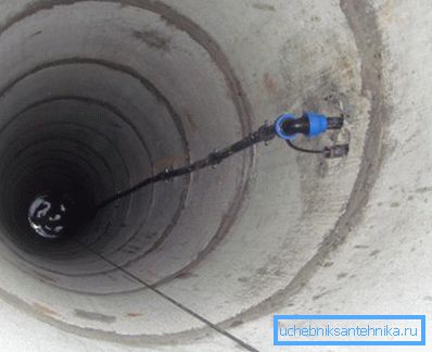 Potopna pumpa u bušotini. foto Potopna pumpa u bušotini. foto
