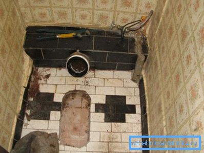 Kat nakon demontaže WC školjke Kat nakon demontaže WC školjke